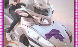 小姐姐的这辆车真炫酷啊,小姐姐的时尚座驾揭秘