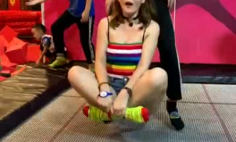 蹦床举小姐姐,轻盈舞动，青春飞扬